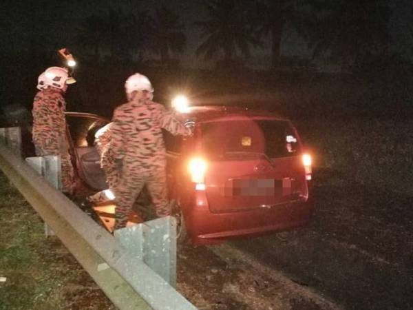 Anggota bomba membantu mengeluarkan mangsa yang tersepit selepas terbabit kemalangan di Kilometer 235.8 LPT1 di sini pagi tadi.