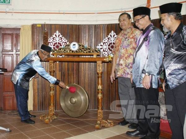 Abdul Aziz menyepurnakan gimik perasmian Simposium dan Mesyuarat Agung Persatuan Sejarah Malaysia cawangan Perak di Institut Pendidikan Guru (IPG) Kampus Ipoh hari ini.