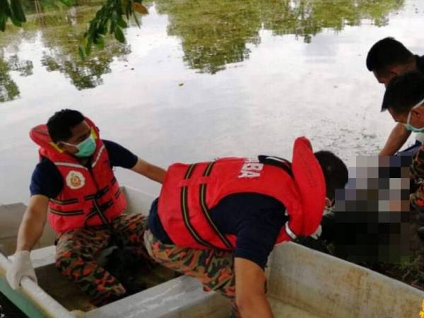 Anggota Bomba dari Balai Bomba dan Penyelamat Taman Tas membantu membawa mayat mangsa ke tebing sebelum diserahkan kepada pihak polis. - Foto ihsan bomba