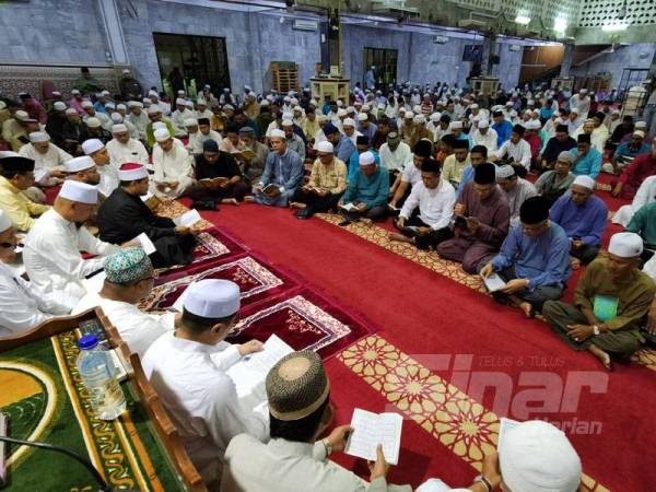 Mohamed Azmin bersama para tetamu membaca Yasin pada majlis kesyukuran di Masjid Jamek Al-Amaniah, Batu Caves selepas solat Maghrib tadi.