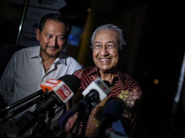 Dr Mahathir tersenyum ceria ketika menjawab pertanyaan para pengamal media pada majlis penutup Kejohanan Antarabangsa Diraja Langkawi (RLIR) 2020 edisi ke-18 hari ini. Turut bersama, Ahli Jawatankuasa RLYC Tunku Yaacob Khyra (kiri). - Foto Bernama