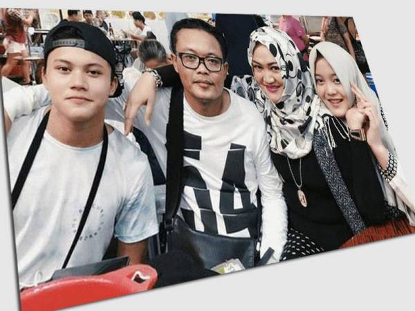 Rizky Febian (kiri) bersama kedua ibu bapanya.