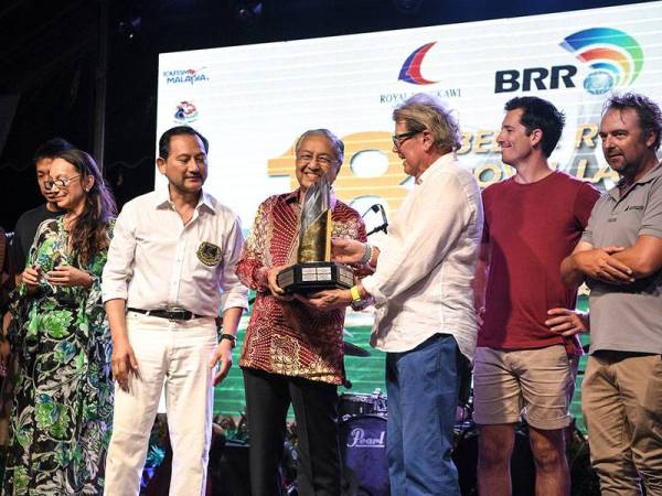 Perdana Menteri Tun Dr Mahathir Mohamad menyampaikan trofi Piala Cabaran Perdana Menteri kepada Ketua Pasukan Team Hollywood (Australia), Ray Roberts pada majlis penutup Kejohanan Antarabangsa Diraja Langkawi (RLIR) 2020 edisi ke-18 hari ini. - Foto Bernama