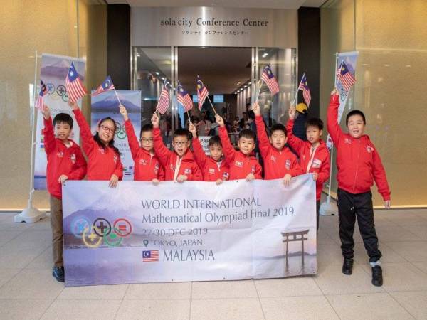 Sembilan murid mengharumkan nama negara apabila dinobat sebagai penerima pingat emas bagi Pertandingan Olimpiad Matematik Antarabangsa Dunia (WIMO) di Tokyo, Jepun. - Facebook SMO Malaysia
