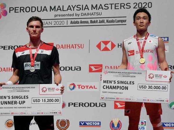 Momota (kanan) bersama Axelsen selepas Malaysia Master 2020 di Axiata Arena Bukit Jalil hari ini. - Foto Bernama