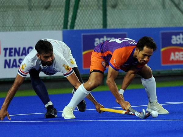 Pemain UniKL, Tengku Ahmad Tajuddin (kanan) bersaing dengan pemain Hockademy di Stadium Hoki Nasional, Bukit Jalil pada hari ini. UniKL menang 3-1.