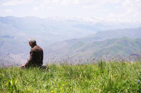 MENDIRIKAN solat tanpa beralaskan sejadah adalah harus jika benar-benar kita tiada alas atau sukar untuk mendapatkannya.