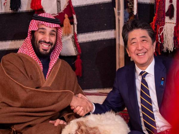 Abe (kanan) bertemu Mohammed Salman di bandar Al-Ula dekat barat laut Arab Saudi semalam. -Foto: AFP