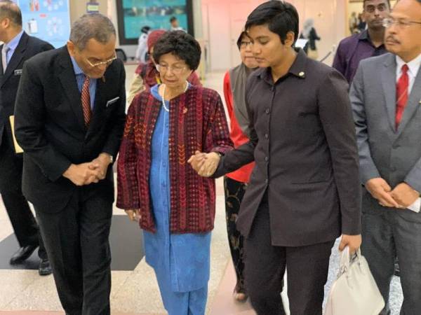 Zulkefly dan Siti Hasmah tiba di Hospital Putrajaya untuk melawat mangsa di sini hari ini. - Foto KKM