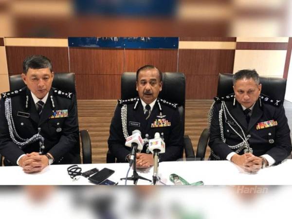 Razarudin (tengah) ditemui media selepas Majlis Serah Terima Tugas Timbalan Ketua Polis Perak antara Datuk Lim Hong Shuan (kiri) dan Datuk Mazlan Santarai hari ini.