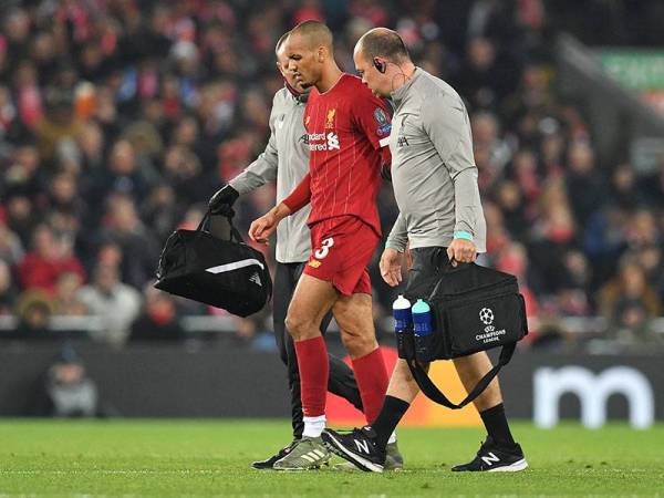 Fabinho (tengah) terpaksa dikeluarkan selepas mengalami kecederaan ketika aksi menentang Napoli pada saingan Kumpulan E Liga Juara-Juara di Anfield pada 27 November lalu. - Foto AFP