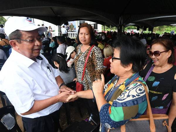 Calon Parti Warisan (Warisan) bagi Pilihan Raya Kecil (PRK) Parlimen Parlimen Kimanis Datuk Karim Bujang (kiri) bersalaman dengan penduduk Kampung Matujung ketika mengadakan perjumpaan dengan penduduk kampung itu sempena kempen PRK parlimen itu hari ini. - Foto Bernama