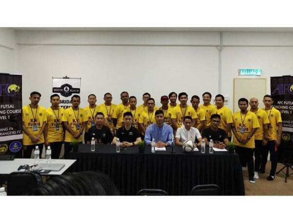 Tengku Fadh Mu'adzam Shah bersama peserta dan juga Instruktor Kursus Kejurulatihan Level 1 AFC Futsal. - Foto Pahang Rangers FC