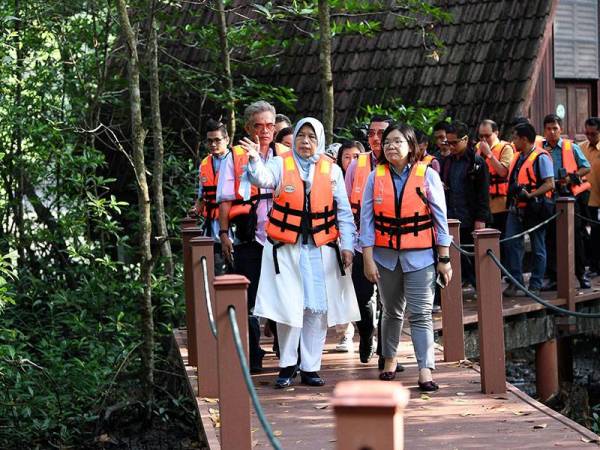 Zuraida meninjau keadaan hutan paya bakau pada program Pembangunan Menarik Taraf Jeti Kuala Sepetang, Daerah Larut dan Matang di Jeti Kuala Sepetang hari ini. - Foto Bernama