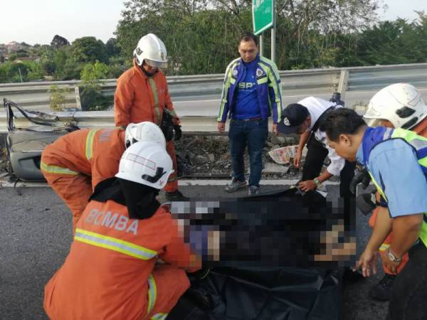 Mayat mangsa dihantar ke HTJ. -FOTO: IHSAN BOMBA
