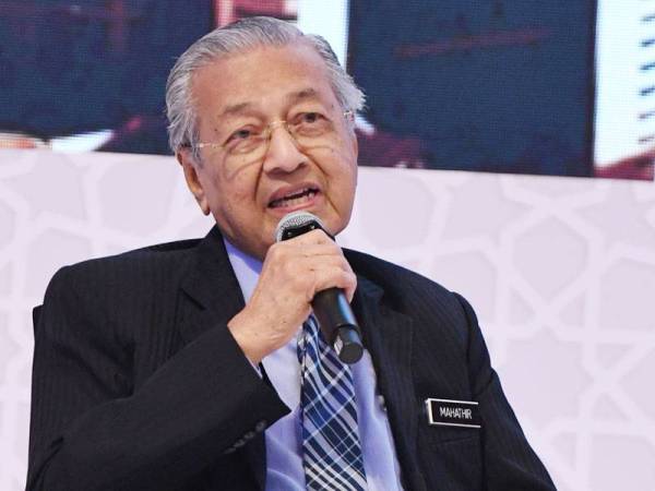 Dr Mahathir ketika sesi dialog semasa hadir pada Forum Integriti Bank Rakyat 2020 hari ini. - Foto: Bernama