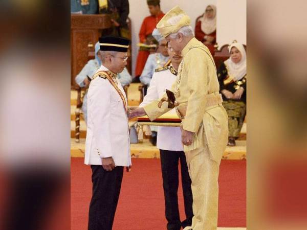 Tuanku Muhriz berkenan mengurniakan Darjah Seri Setia Negeri Sembilan Yang Amat Cemerlang (SSNS) yang membawa gelaran Datuk Seri kepada Tan Sri Abdul Wahid Omar di Balairong Seri Istana Besar Seri Menanti hari ini. -Foto Bernama