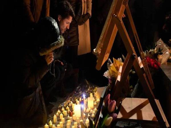 Trudeau ketika menghadiri upacara memperingati mangsa penumpang terkorban dalam tragedi pesawat Ukraine di Ottawa. - Foto AGENSI