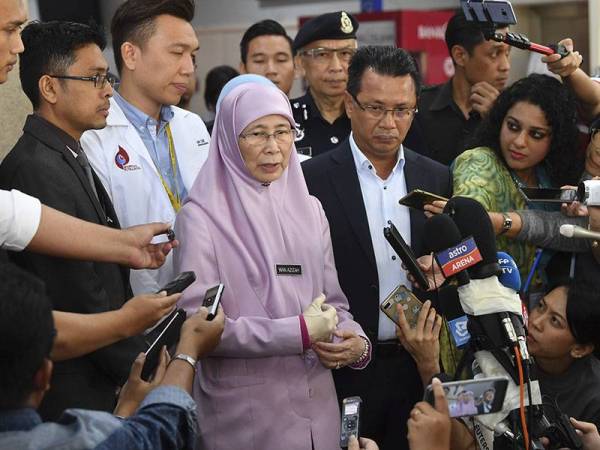 Dr Wan Azizah bercakap kepada pemberita tempatan dan antarabangsa pada sidang media selepas melawat pemain badminton nombor satu dunia, Kento Momota yang terlibat dalam kemalangan awal pagi semalam di Hospital Putrajaya hari ini. - Foto Bernama