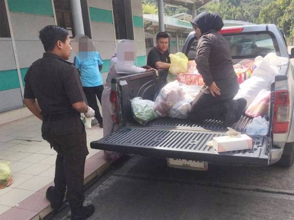 Pegawai Maqis menjalankan pemeriksaan sebuah pacuan empat roda dengan nombor pendaftaran Thailand yang didapati membawa masuk sosej tanpa permit semalam.