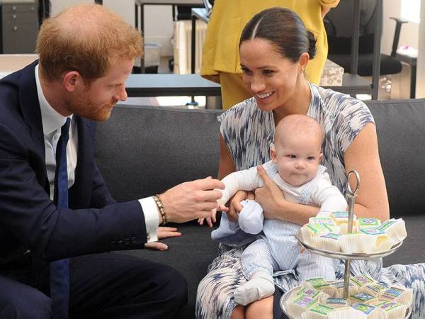 Harry dan keluarganya akan memulakan tempoh peralihan yang bakal menyaksikan mereka membahagikan masa antara Britain dan Kanada. - Foto AFP