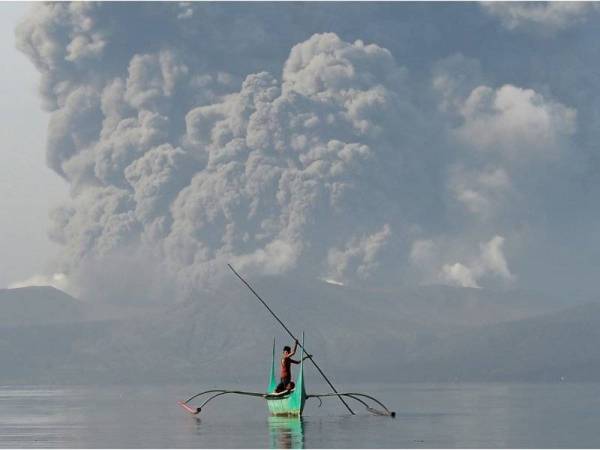 Gunung berapi Taal yang terletak 65 kilometer di selatan Manila dilaporkan meletuskan debu pada Ahad lalu. - Foto AFP