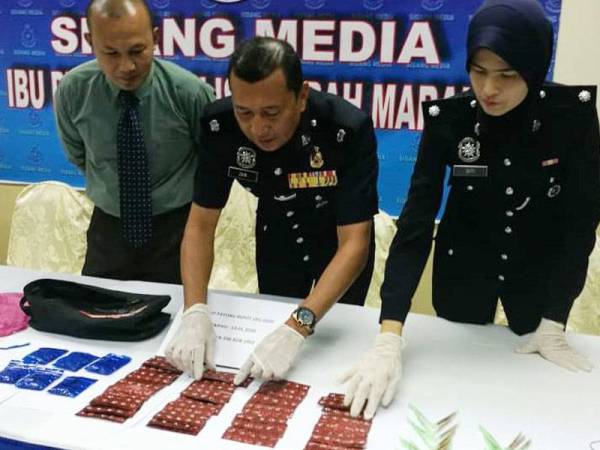 Mohd Zain (tengah) menunjukkan dadah yang dirampas pada sidang akhbar di IPD Marang hari ini.