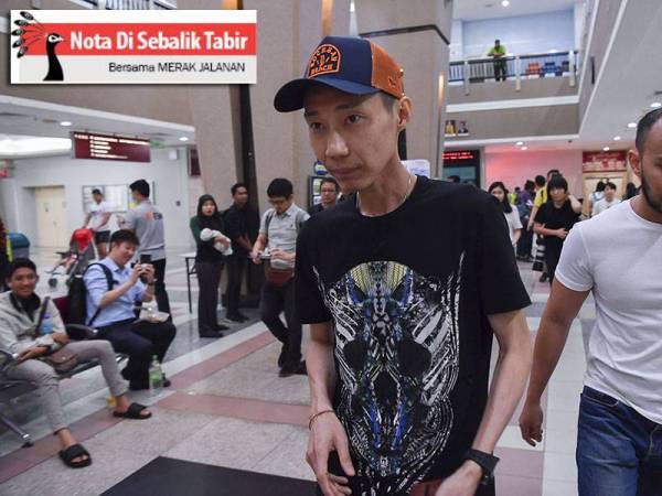 Bekas jaguh badminton negara, Datuk Lee Chong Wei ketika meninggalkan lobi Hospital Putrajaya selepas menziarahi pemain badminton nombor satu dunia, Kento Momota yang terlibat kemalangan. - Foto Bernama