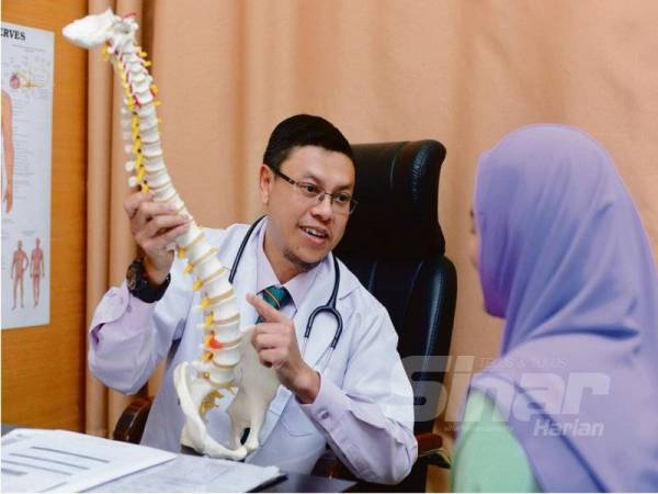 DR Anwar menjelaskan tentang penyakit RA kepada salah seorang pesakitnya baru-baru ini.