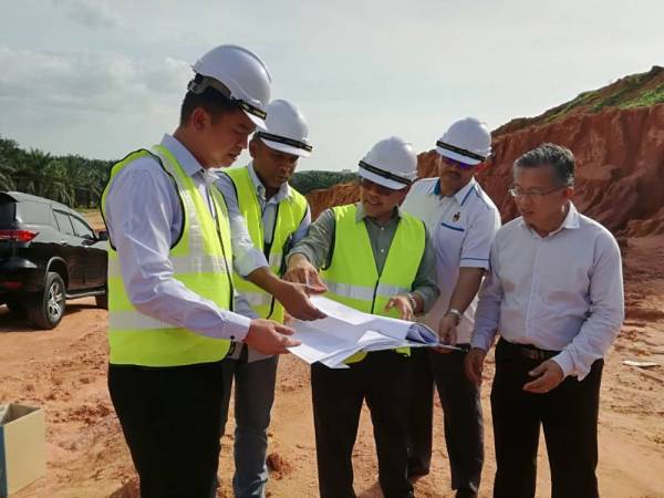 Mohamad Rafie (tengah) bersama kepimpinan kerajaan Negeri Sembilan ketika melawat tapak projek disini hari ini. 