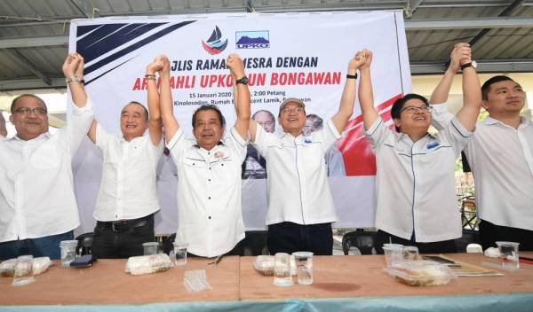 Karim (tiga dari kiri) bersama Presiden UPKO Datuk Seri Madius Tangau (tiga, kanan) serta pemimpin-pemimpin kanan UPKO mengangkat tangan bersama sebagai tanda kesepakatan dalam PRK pada Majlis Ramah Mesra dengan Ahli-ahli UPKO DUN Bongawan di Kampung Kinolonsodong hari ini.
PRK Kimanis pada Sabtu ini menyaksikan pertandingan satu lawan satu antara Karim dan Datuk Mohamad Alamin daripada Barisan Nasional. - Foto: Bernama