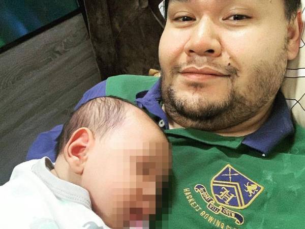 Muhamad Haswadi bersama bayi yang berjaya diselamatkan di Taman Tasek Ampang Hilir pada November lalu.