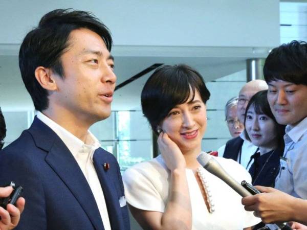 Menteri Alam Sekitar Jepun, Shinjiro Koizumi (kiri) menjadi menteri Kabinet pertama mengumumkan cuti paterniti secara terbuka. -Foto Agensi