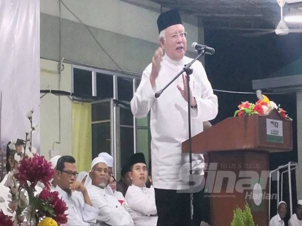 Najib ketika berucap pada Ceramah Muafakat Nasional di Markas Pas Simpang Lima di sini, malam tadi.