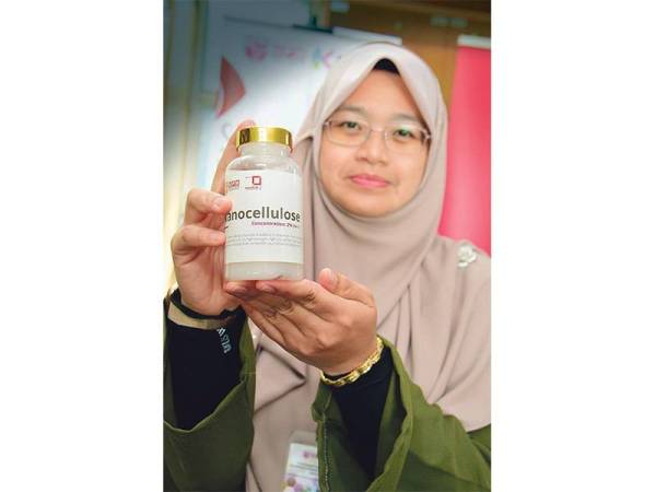 DR Hidayah menunjukkan produk nanoselulosa, hasil kajian yang dilaksanakan sejak 2013.