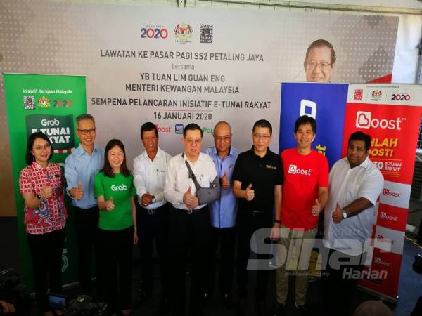 Guan Eng (tengah) bersama wakil tiga syarikat pengendali pada sidang media selepas membuat lawatan ke Pasar Pagi SS2 Jalan SS2/60 di sini hari ini.