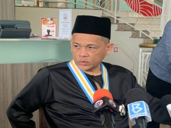 Hamidin (tengah) pada sidang media berkenaan di sini hari ini