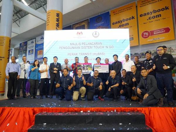 Anthony menyempurnakan gimik pelancaran Penggunaan Sistem Touch N Go Perak Transit (myBAS) di Terminal Meru Raya di sini hari ini.