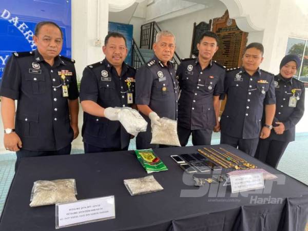 Mohd Zani (tiga dari kiri) menunjukkan dadah yang dirampas dalam tiga serbuan dilakukan di Petaling Jaya, Bandar Sunway dan Cheras, Kuala Lumpur pada sidang media di IPD Petaling Jaya hari ini.