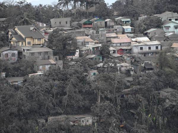 Rumah penduduk di bandar Tagaytay di selatan Manila diselaputi debu tebal yang dibebaskan Taal pada Selasa lalu. - Foto Agensi