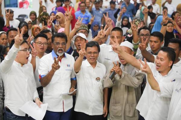 Mohd Shafie Apdal (tiga dari kiri) bersama sebahagian penduduk kampung ketika berkempen bagi Pilihan Raya Kecil Parlimen Kimanis di Kampung Bambangan, Membakut hari ini. Turut hadir, Naib Presiden Warisan, Datuk Peter Anthony (kanan) dan Naib Presiden PKR, Xavier Jayakumar (dua dari kiri). - Foto: Bernama