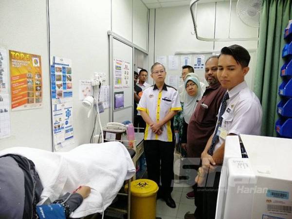 Dr Boon Chye meninjau keadaan Klinik Kesihatan Bijeh Timah sempena lawatan kerjanya hari ini.