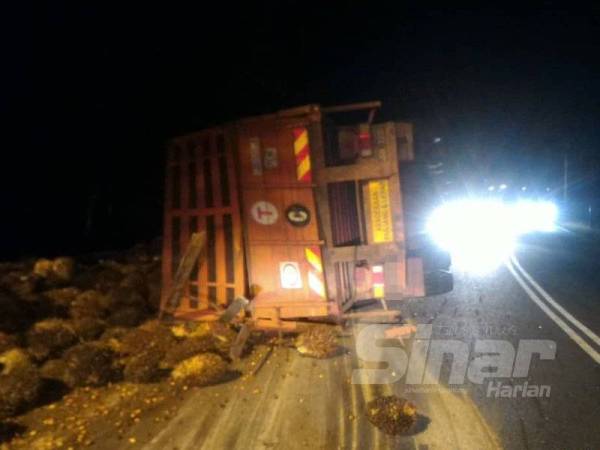 Keadaan lori dipandu mangsa terbalik akibat hilang kawalan.