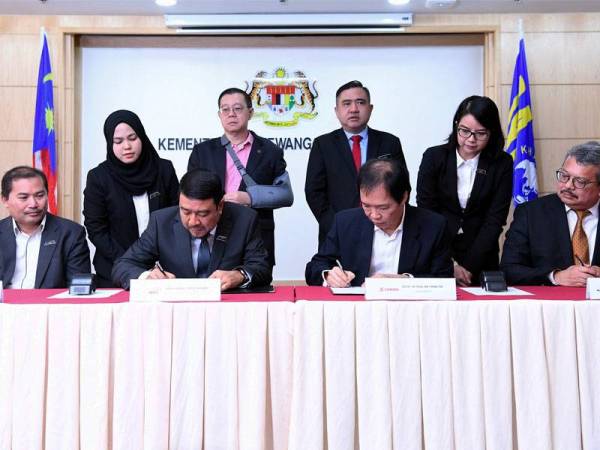 Menteri Kewangan Lim Guan Eng (belakang,dua,kiri) bersama Anthony Loke (belakang,tiga, kiri) hadir menyaksikan Majlis Menandatangani Perjanjian Tambahan kepada Perjanjian Rakan Pelaksana Projek MRT Laluan Sungai Buloh-Serdang-Putrajaya antara MRT Corp dan MMC-Gamuda JV di Kementerian Kewangan hari ini. -Foto Bernama