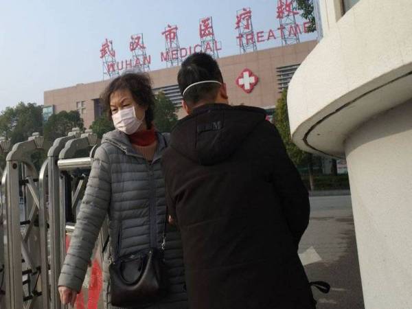 Kira-kira 12 pesakit yang disahkan positif wabak misteri tersebut di Wuhan telah pulih dan dibenarkan keluar dari hospital. - Foto AFP