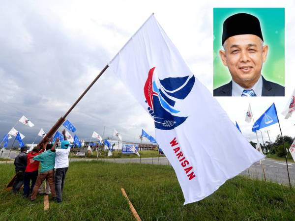 Petugas kempen Warisan memasang bendera gergasi parti itu sebagai bahan kempen sempena Pilihan Raya Kecil (PRK) Parlimen Kimanis di Pekan Kimanis. - Foto Bernama Gambar kecil: Wan Mat