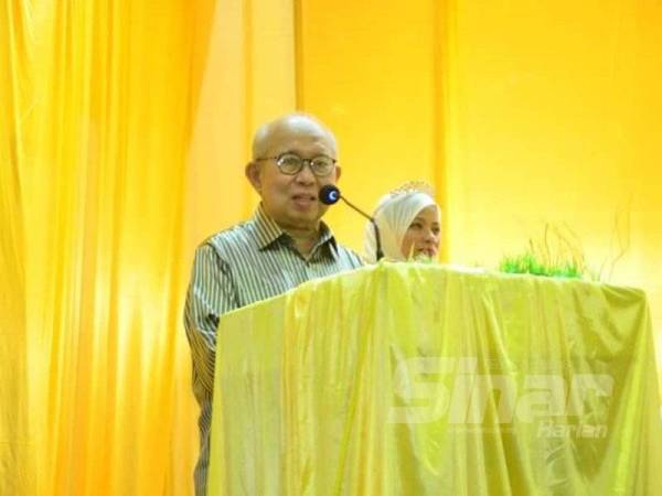 Tengku Razaleigh sewaktu berucap pada Majlis Makan Malam Kelab Jalinan Ikatan Kasih Gua Musang di Dewan Pusat Sivik di sini semalam.