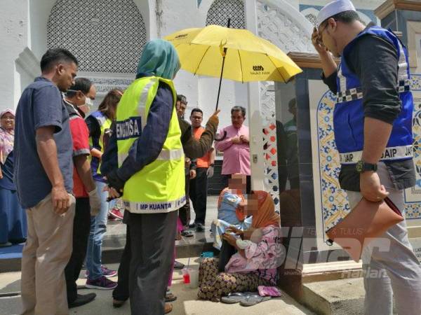 Kehadiran anggota penguatkuasa membantut hasrat pengemis warga asing untuk 'mencari rezeki' di depan pintu pagar utama Masjid Negeri, di sini, semalam.