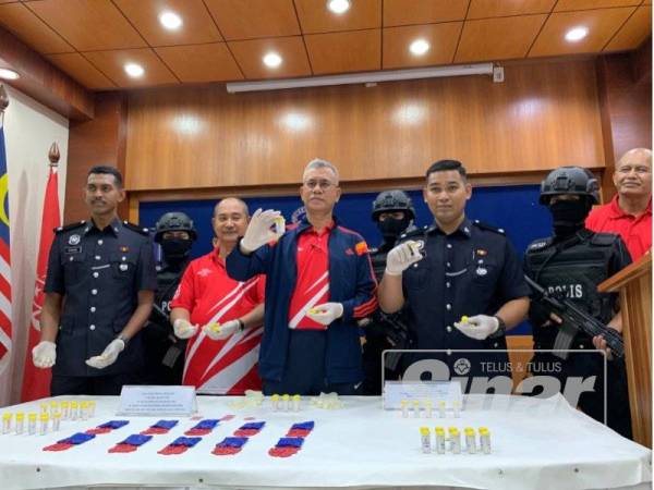 Hasanuddin (tengah) menunjukkan dadah yang dirampas dalam serbuan di Kota Bharu.