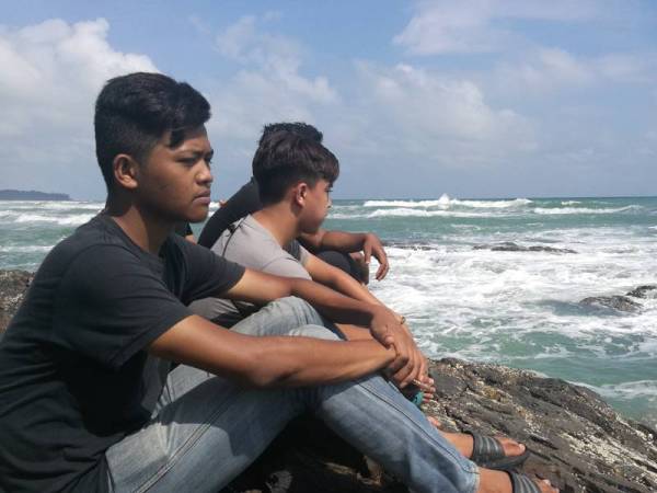 Mat Izuwann berharap rakan baiknya, Muhammad Zul Fahmi Zuki, yang dihanyutkan arus di Pantai Teluk Bidara, Dungun petang semalam ditemui dalam keadaan selamat.